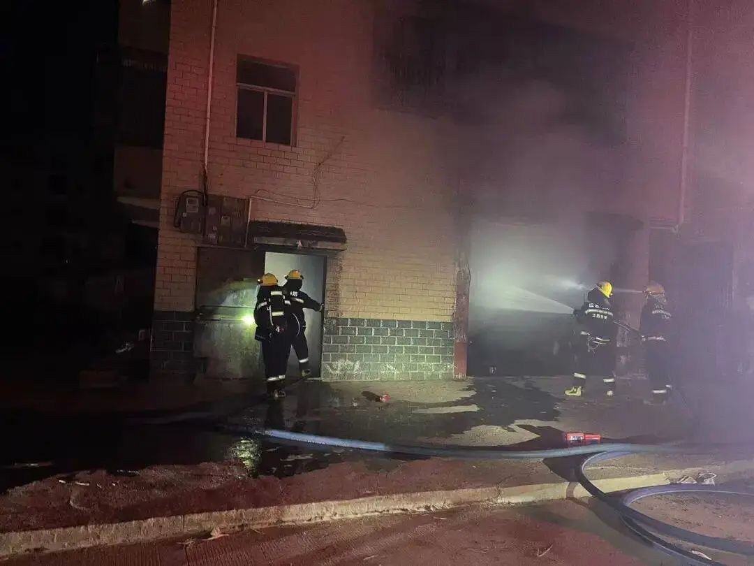 深夜火场，被困的11人逃过一劫！因为……
