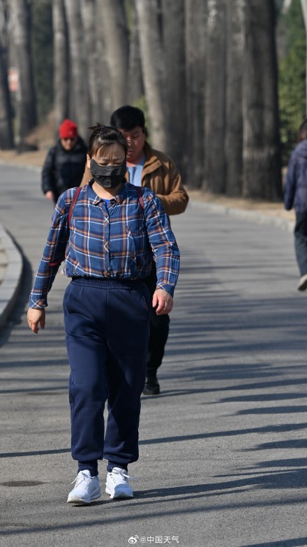 17℃！北京今日气温创今年以来新高 周末又降温厚衣服还不能收
