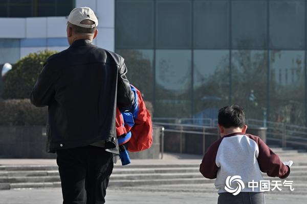 17℃！北京今日气温创今年以来新高 周末又降温厚衣服还不能收