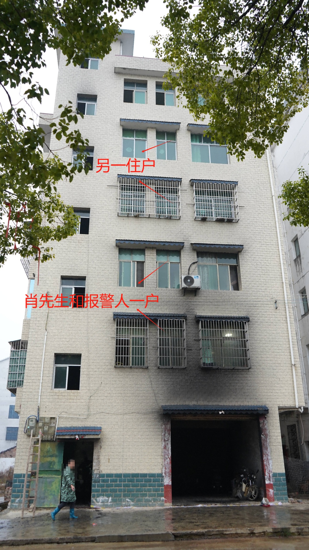 深夜火场，被困的11人逃过一劫！因为……