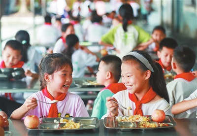 “校园餐”成为“安全餐”“幸福餐” “校园餐”成为“安全餐”“幸福餐”