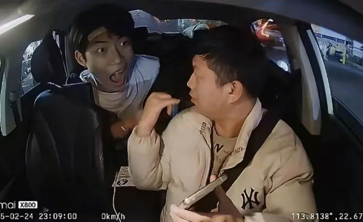 听障网约车司机接到听障乘客,打手语相互鼓励,平台方回应 听障网约车司机接到听障乘客,打手语相互鼓励,平台方回应