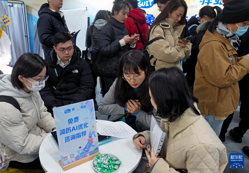 从校园驿站到大型招聘会：上外师生公益服务求职者