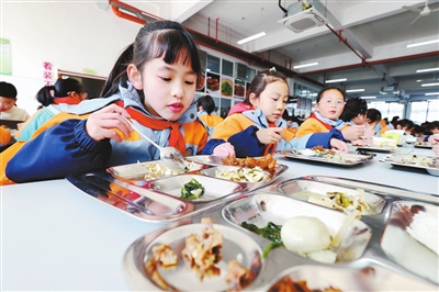 “校园餐”成为“安全餐”“幸福餐” “校园餐”成为“安全餐”“幸福餐”