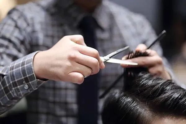 多久剪一次头发好?洗完头发到底要不要吹干?事关头发和你的健康,90%的人都做错了 多久剪一次头发好?洗完头发到底要不要吹干?事关头发和你的健康,90%的人都做错了