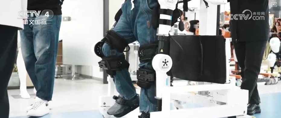 银发经济活力迸发 “AI+养老”助力银发族“智”享“夕阳红” 银发经济活力迸发 “AI+养老”助力银发族“智”享“夕阳红”