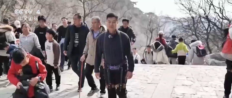 银发经济活力迸发 “AI+养老”助力银发族“智”享“夕阳红” 银发经济活力迸发 “AI+养老”助力银发族“智”享“夕阳红”