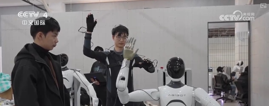 银发经济活力迸发 “AI+养老”助力银发族“智”享“夕阳红” 银发经济活力迸发 “AI+养老”助力银发族“智”享“夕阳红”