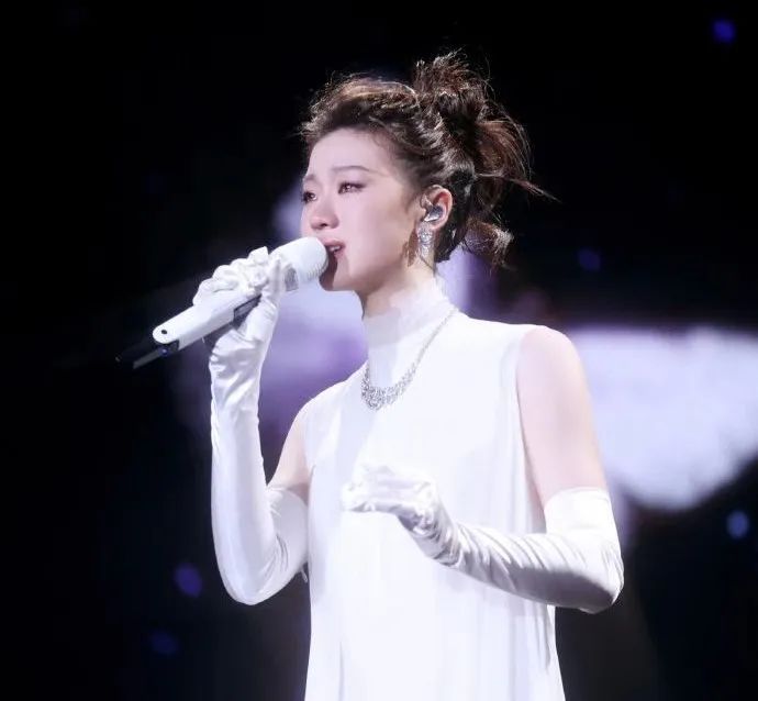 单依纯演唱会落泪，工作室发布健康说明：疲劳和天气致声音嘶哑，已在休养和恢复中