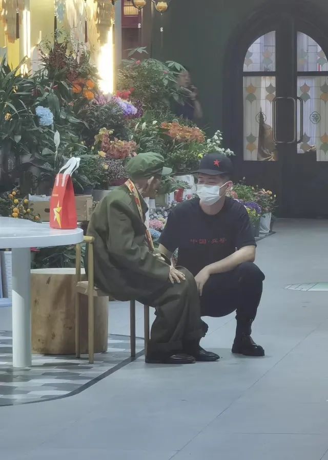 “现役军人免费吃,退役军人终身8折!” “现役军人免费吃,退役军人终身8折!”