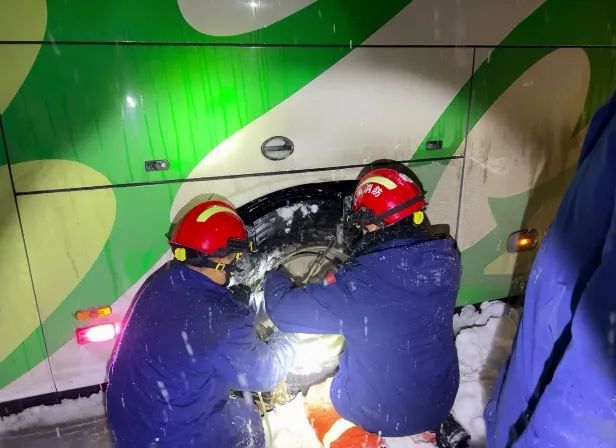 3200米雪山上，36名老人出现意外