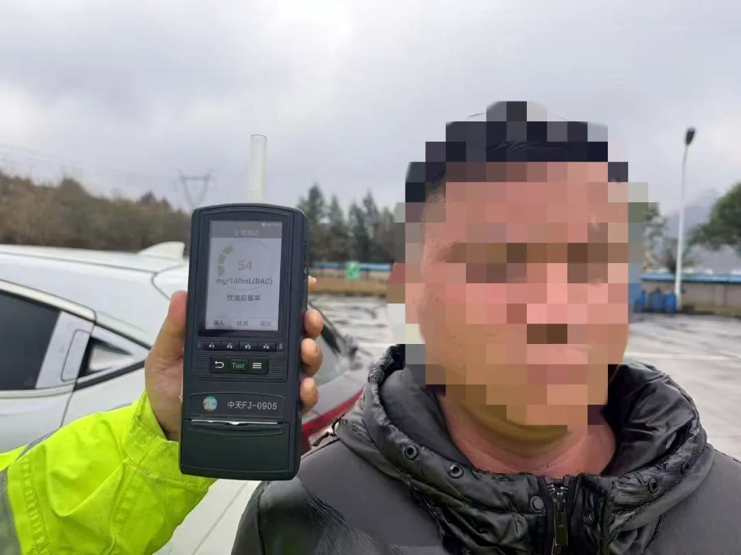 酒后在高速应急车道停车睡觉，男子被扣21分罚1500元！