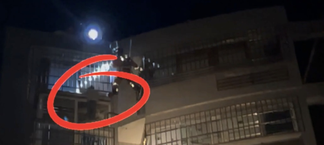 4岁男童15楼窗外爬至14楼,被发现时双腿悬空吊在高空! 4岁男童15楼窗外爬至14楼,被发现时双腿悬空吊在高空!