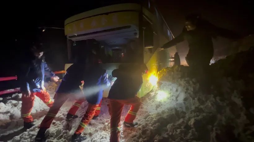 3200米雪山上，36名老人出现意外