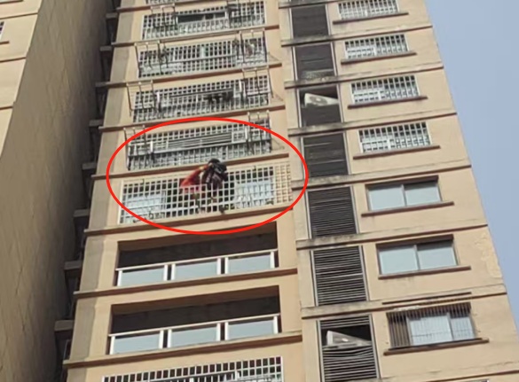 4岁男童15楼窗外爬至14楼,被发现时双腿悬空吊在高空! 4岁男童15楼窗外爬至14楼,被发现时双腿悬空吊在高空!