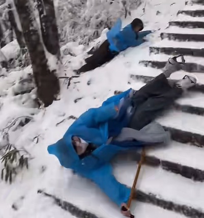 3200米雪山上，36名老人出现意外