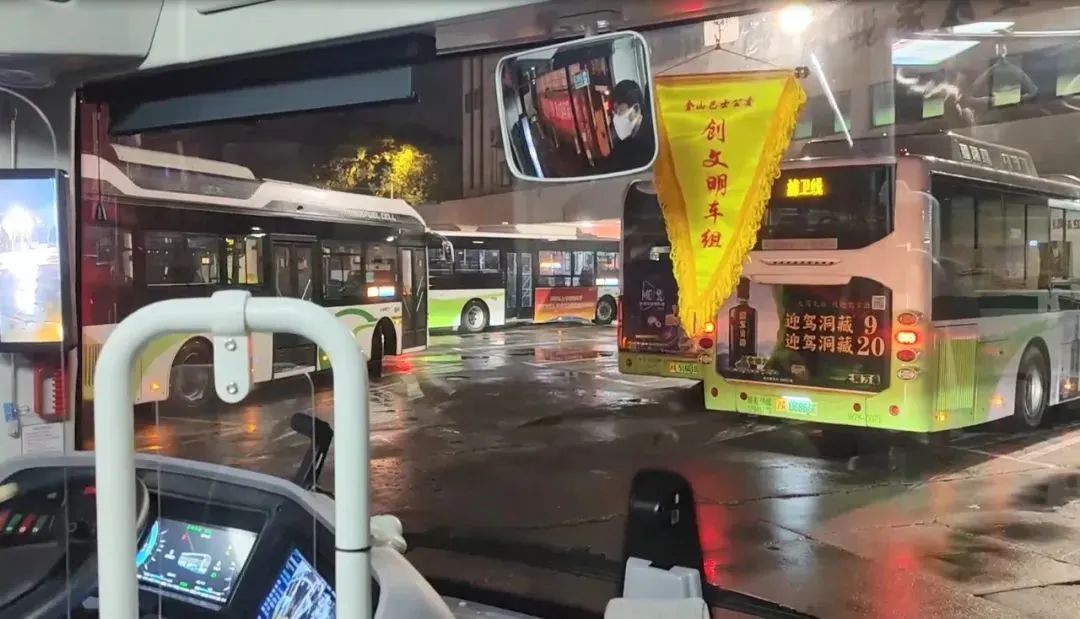 1天、16趟公交车、329个公交站！“85后”小伙花16小时，坐公交车绕上海一圈