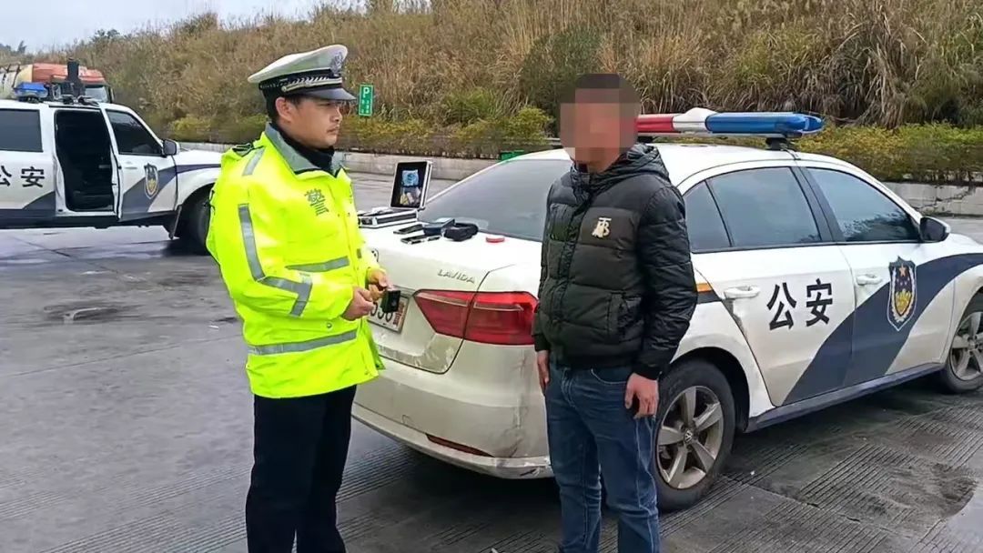 酒后在高速应急车道停车睡觉，男子被扣21分罚1500元！