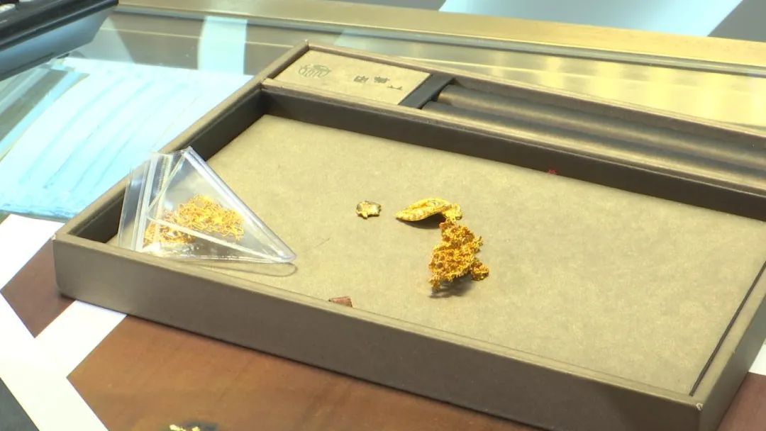 女孩偷偷卖掉家里长辈的金项链，买手机换现金！家长欲追回却遭遇…