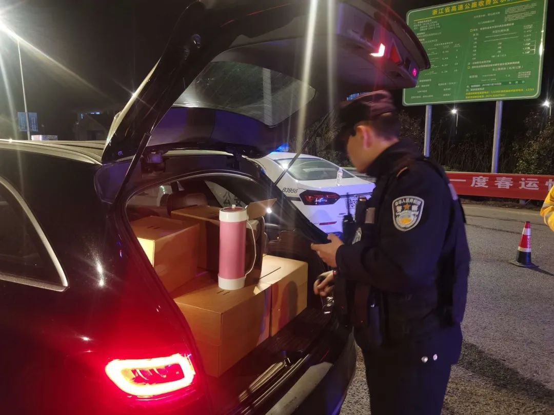 千万别碰！见到这种粉色“热水瓶”，立刻报警！