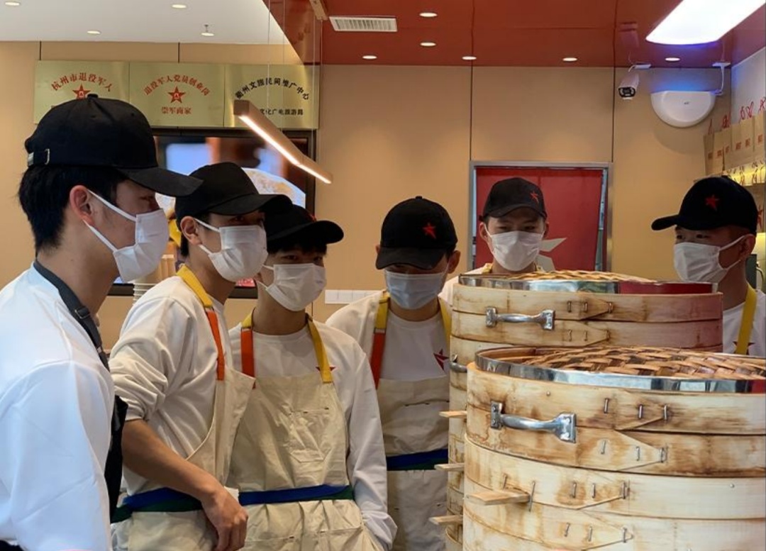 “现役军人免费吃,退役军人终身8折!” “现役军人免费吃,退役军人终身8折!”