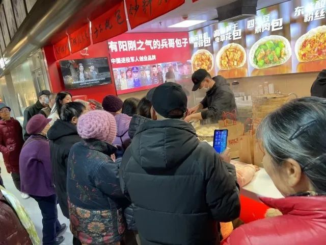 “现役军人免费吃,退役军人终身8折!” “现役军人免费吃,退役军人终身8折!”