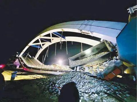 菲律宾一新建大桥突然坍塌！通车不足1月，事发时桥上有...