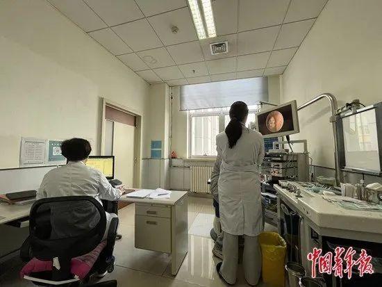 “耳朵突然听不见了！”40岁男子连续高强度加班后突然重度耳聋