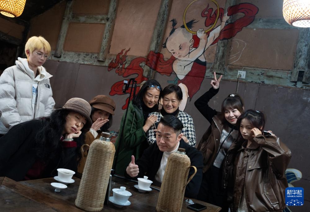 岷江江畔小镇的“哪吒”主题茶馆 岷江江畔小镇的“哪吒”主题茶馆