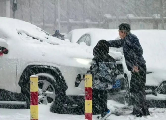 停运+停课,山东暴雪三预警齐发→ 停运+停课,山东暴雪三预警齐发→