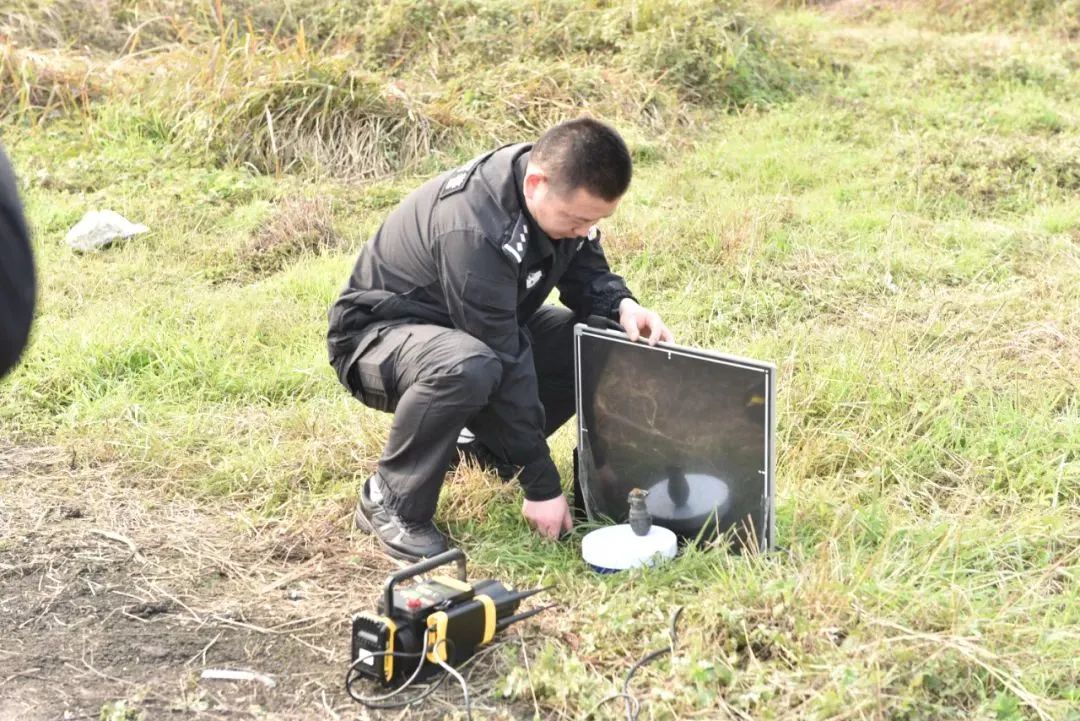 男子江中钓到“手雷” ？警方回应→