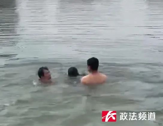 事发长沙西湖公园！和家人踏青时，他突然飞身跃进湖中……