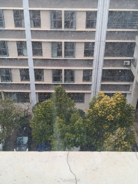 河南是捅了雪窝了吧 下午到夜里局地还有暴雪! 河南是捅了雪窝了吧 下午到夜里局地还有暴雪!