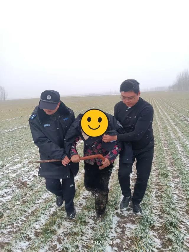 雪天麦地里，脱下警服的那一刻，暖哭了