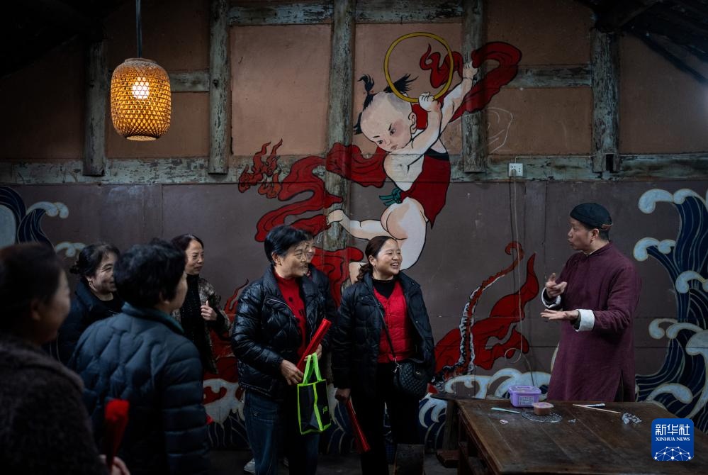 岷江江畔小镇的“哪吒”主题茶馆 岷江江畔小镇的“哪吒”主题茶馆