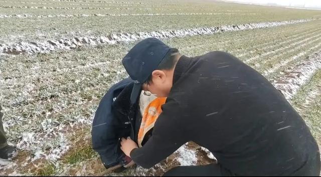 雪天麦地里，脱下警服的那一刻，暖哭了