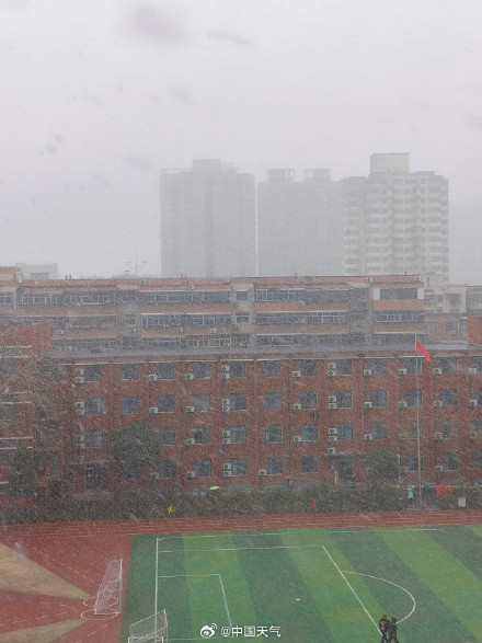 河南是捅了雪窝了吧 下午到夜里局地还有暴雪! 河南是捅了雪窝了吧 下午到夜里局地还有暴雪!