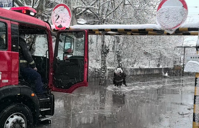 停运+停课,山东暴雪三预警齐发→ 停运+停课,山东暴雪三预警齐发→
