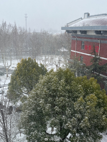 河南是捅了雪窝了吧 下午到夜里局地还有暴雪! 河南是捅了雪窝了吧 下午到夜里局地还有暴雪!