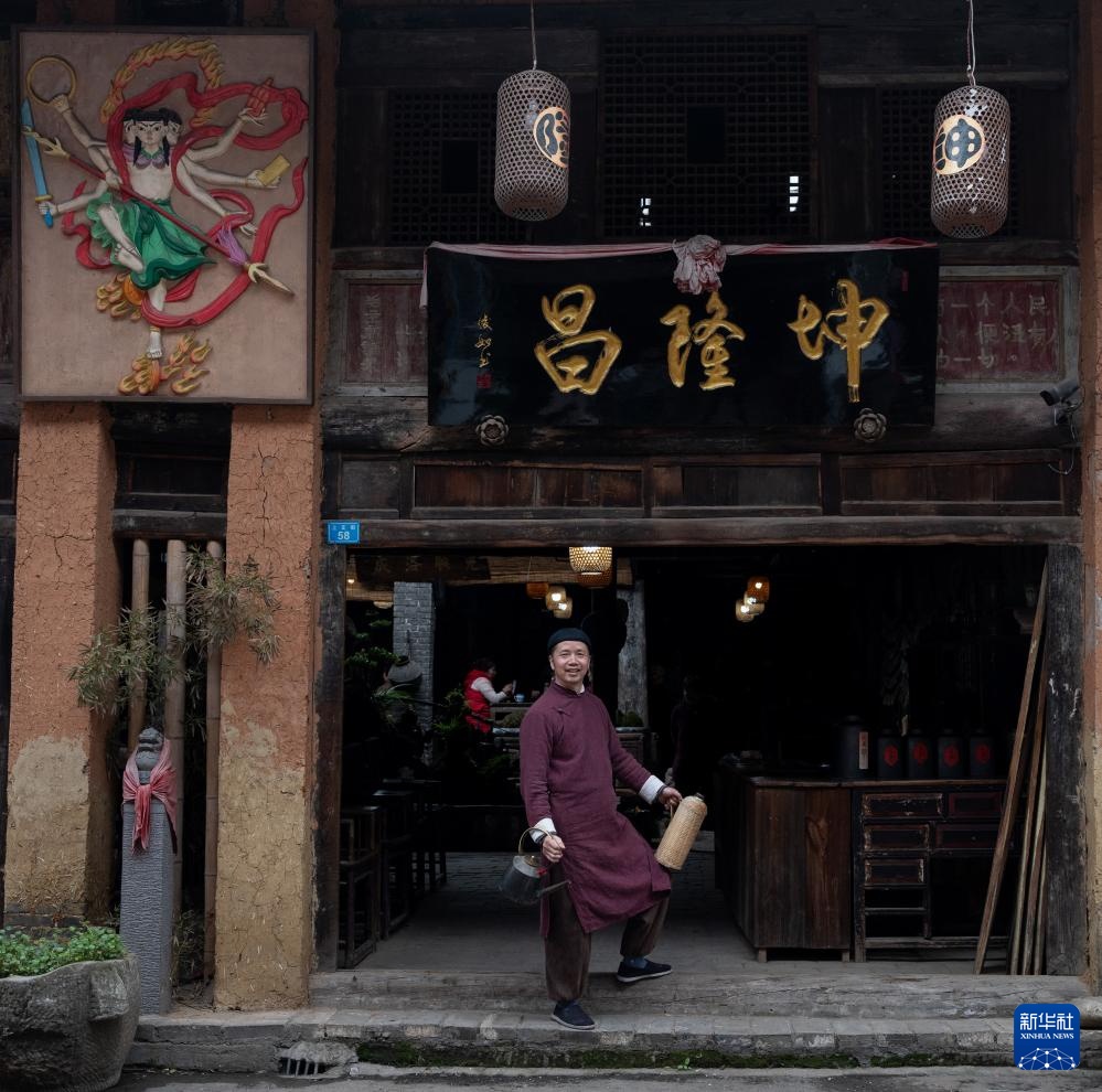 岷江江畔小镇的“哪吒”主题茶馆 岷江江畔小镇的“哪吒”主题茶馆