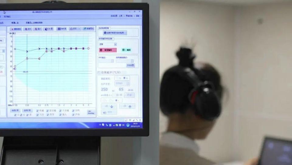 “耳朵突然听不见了！”40岁男子连续高强度加班后突然重度耳聋