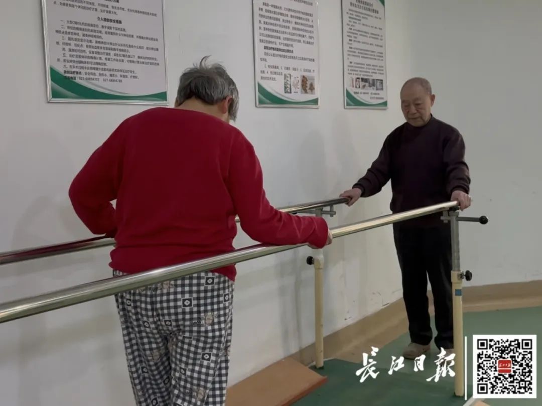 奇迹！瘫痪的她能走路了，武汉夫妻感动全网