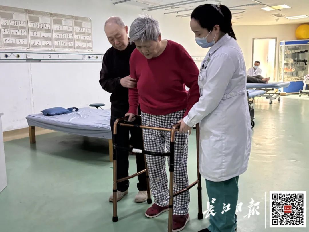 奇迹！瘫痪的她能走路了，武汉夫妻感动全网