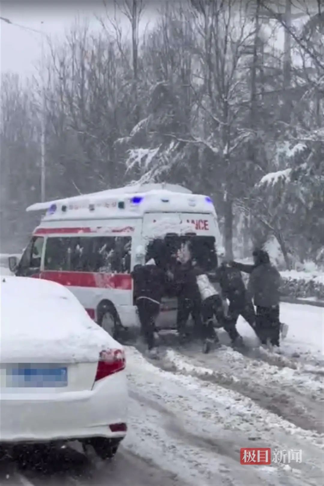 济南遭遇罕见大暴雪，6名大学生徒手推出被困救护车！学校发声：将进行表彰