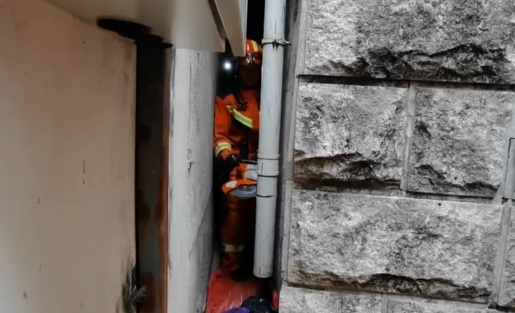 醉酒女子意外坠楼!从40厘米墙缝中被救出…… 醉酒女子意外坠楼!从40厘米墙缝中被救出……