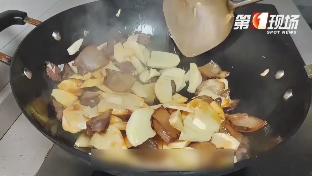 女子吃太多引发肠梗阻？竟是因为这个.....