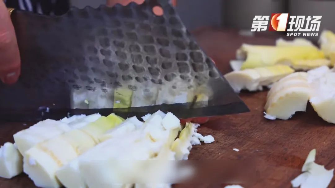 女子吃太多引发肠梗阻？竟是因为这个.....