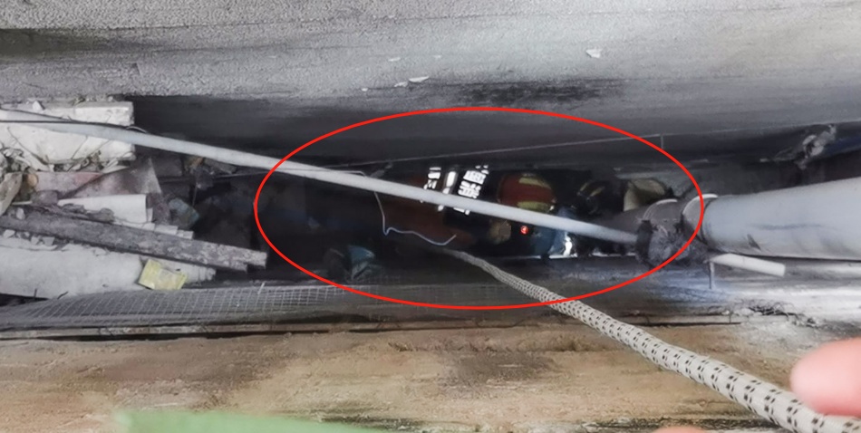 醉酒女子意外坠楼!从40厘米墙缝中被救出…… 醉酒女子意外坠楼!从40厘米墙缝中被救出……