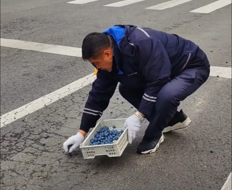 “不好意思!”青岛一公交司机在早高峰“耽误”3分钟,超50万网友围观他道歉…… “不好意思!”青岛一公交司机在早高峰“耽误”3分钟,超50万网友围观他道歉……