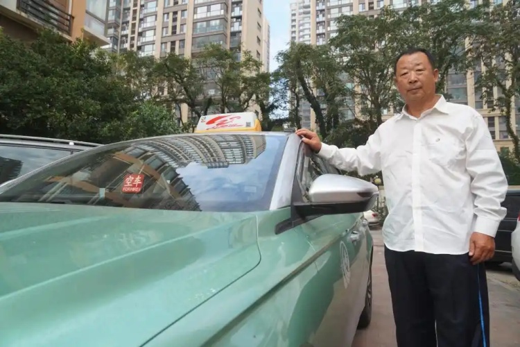 “不好意思!”青岛一公交司机在早高峰“耽误”3分钟,超50万网友围观他道歉…… “不好意思!”青岛一公交司机在早高峰“耽误”3分钟,超50万网友围观他道歉……